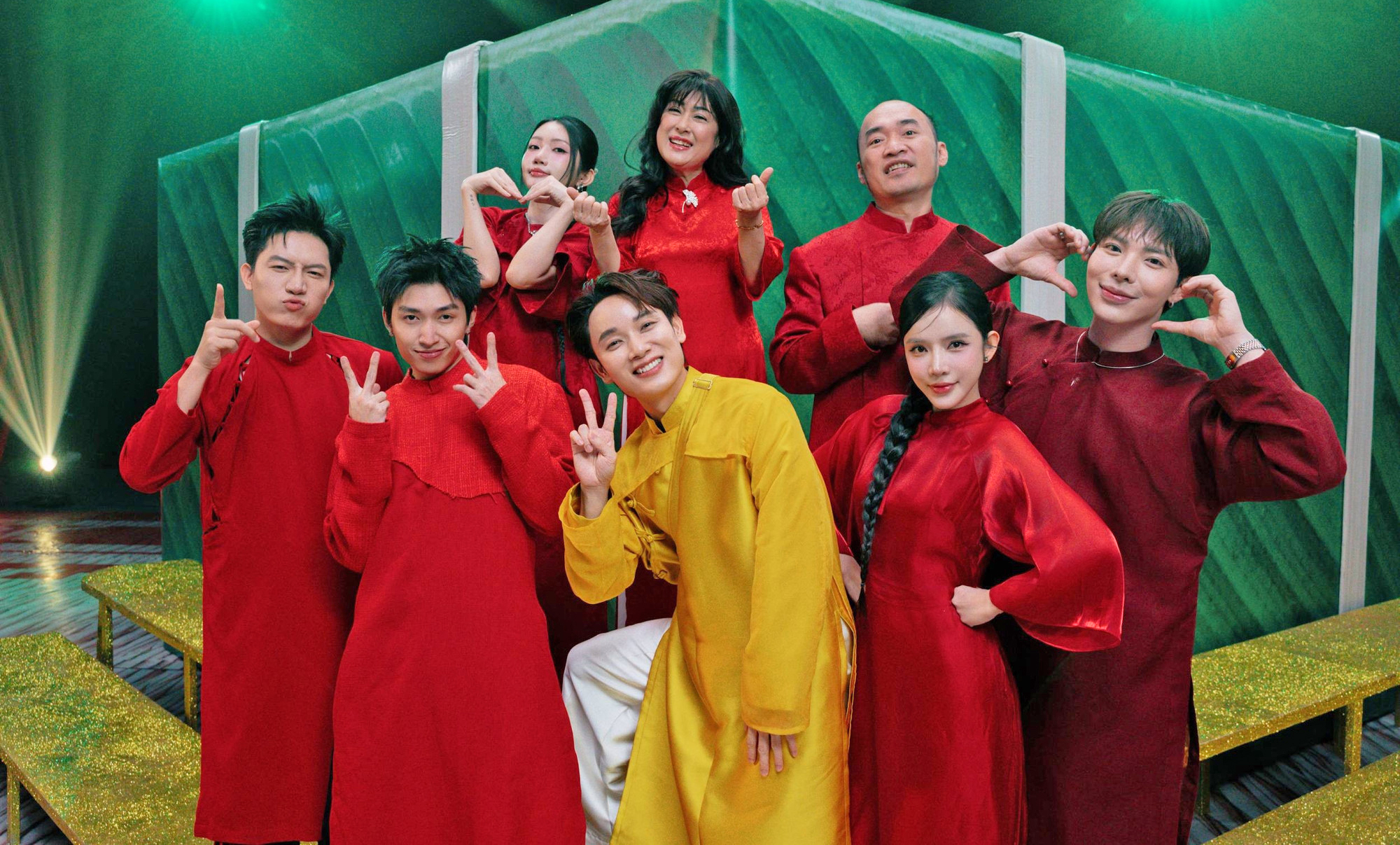 Nhạc Tết dồn dập tr&igrave;nh l&agrave;ng- Ảnh 1.