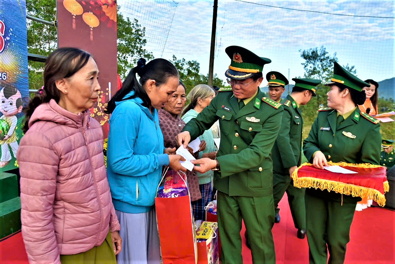 Huế: Tết thắm t&igrave;nh qu&acirc;n d&acirc;n, xu&acirc;n bi&ecirc;n cương hải đảo- Ảnh 1.