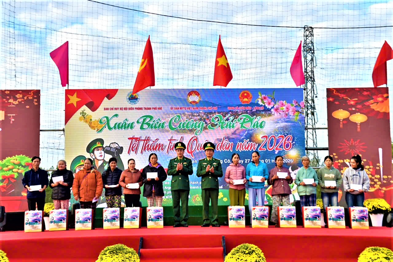 Huế: Tết thắm t&igrave;nh qu&acirc;n d&acirc;n, xu&acirc;n bi&ecirc;n cương hải đảo- Ảnh 8.