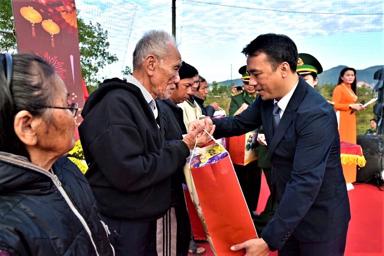 Huế: Tết thắm t&igrave;nh qu&acirc;n d&acirc;n, xu&acirc;n bi&ecirc;n cương hải đảo- Ảnh 3.