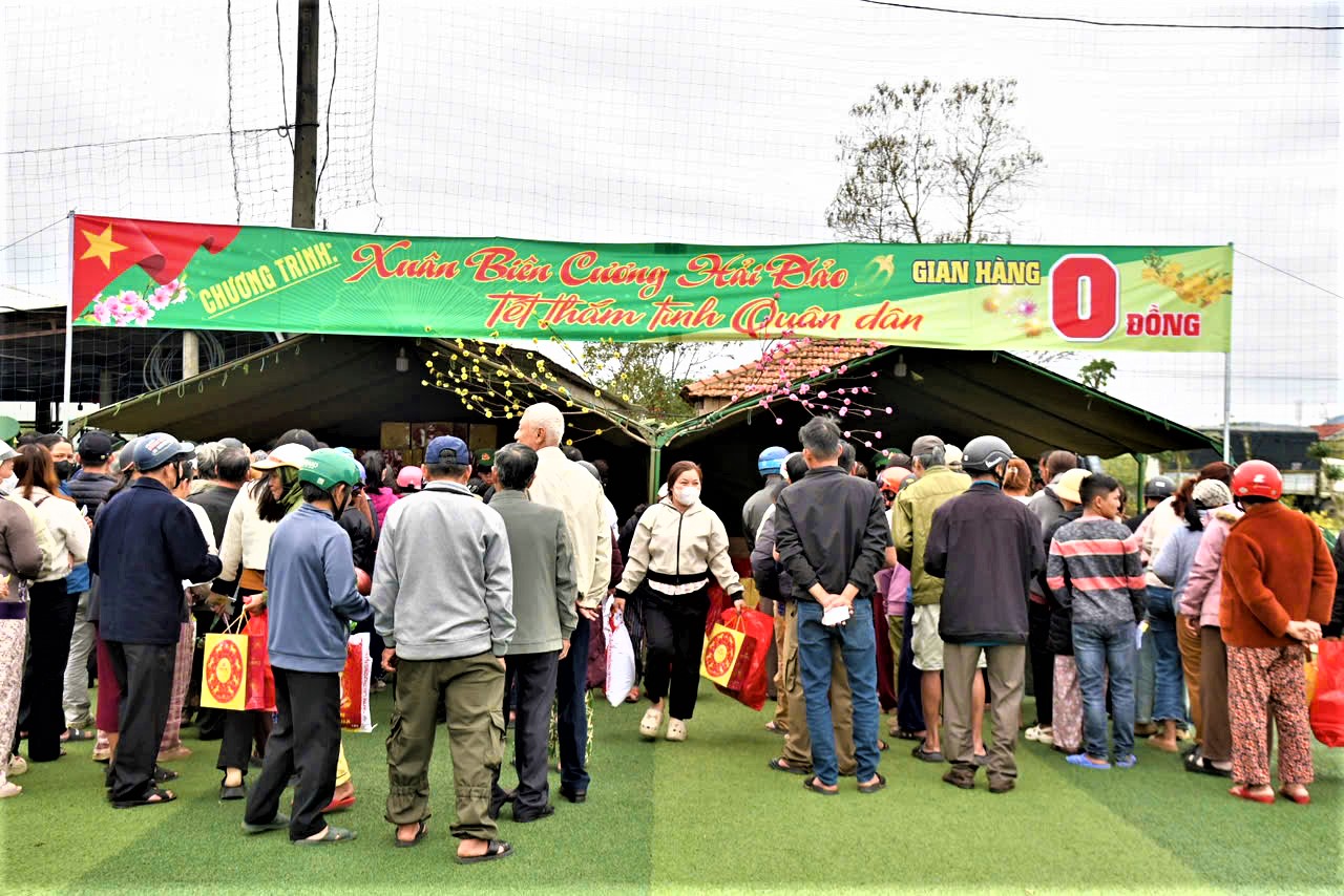 Huế: Tết thắm t&igrave;nh qu&acirc;n d&acirc;n, xu&acirc;n bi&ecirc;n cương hải đảo- Ảnh 6.