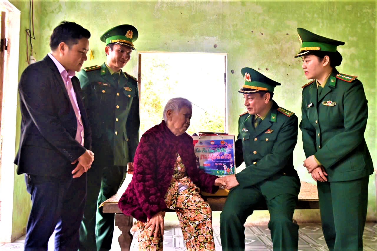 Huế: Tết thắm t&igrave;nh qu&acirc;n d&acirc;n, xu&acirc;n bi&ecirc;n cương hải đảo- Ảnh 7.