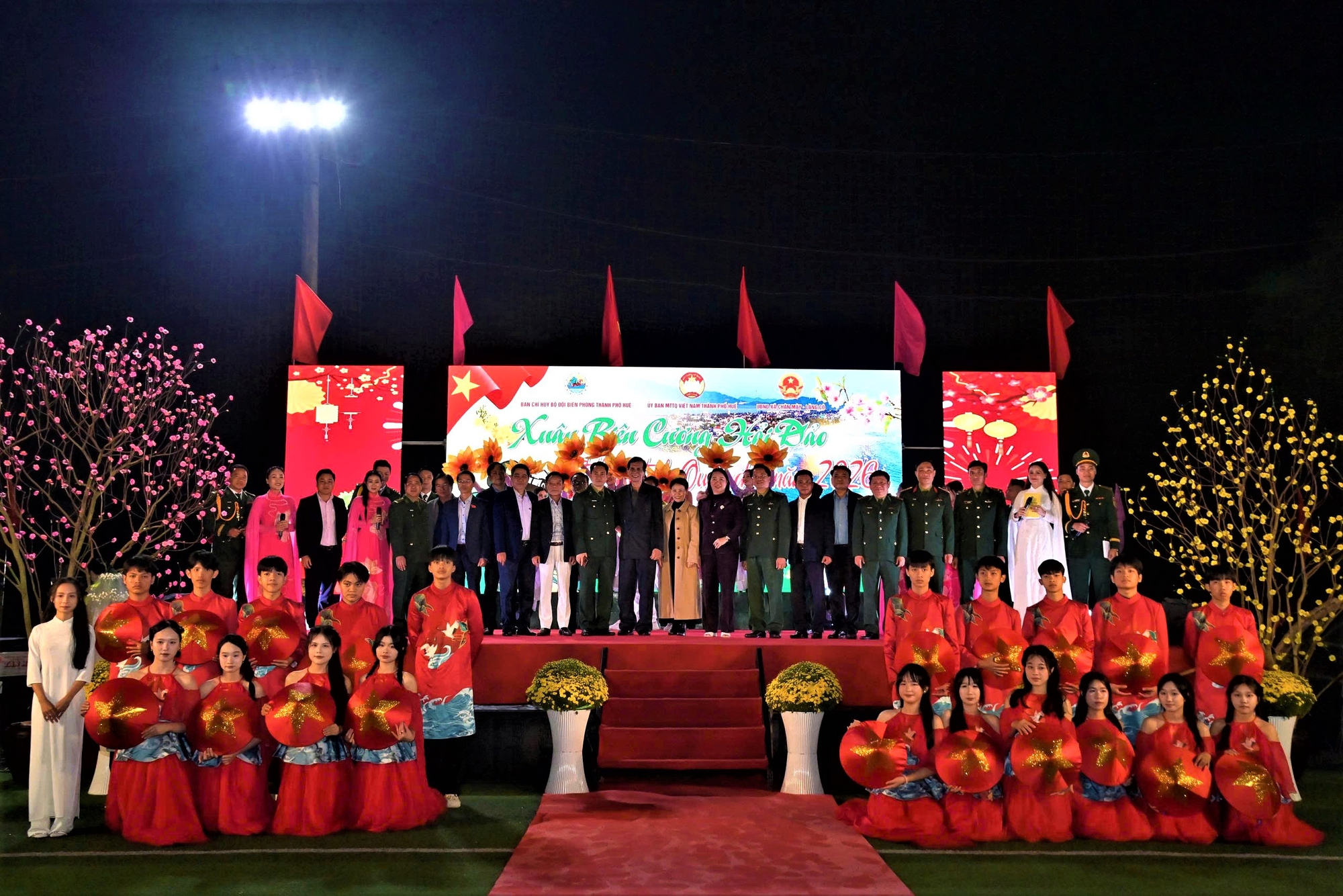 Huế: Tết thắm t&igrave;nh qu&acirc;n d&acirc;n, xu&acirc;n bi&ecirc;n cương hải đảo- Ảnh 9.