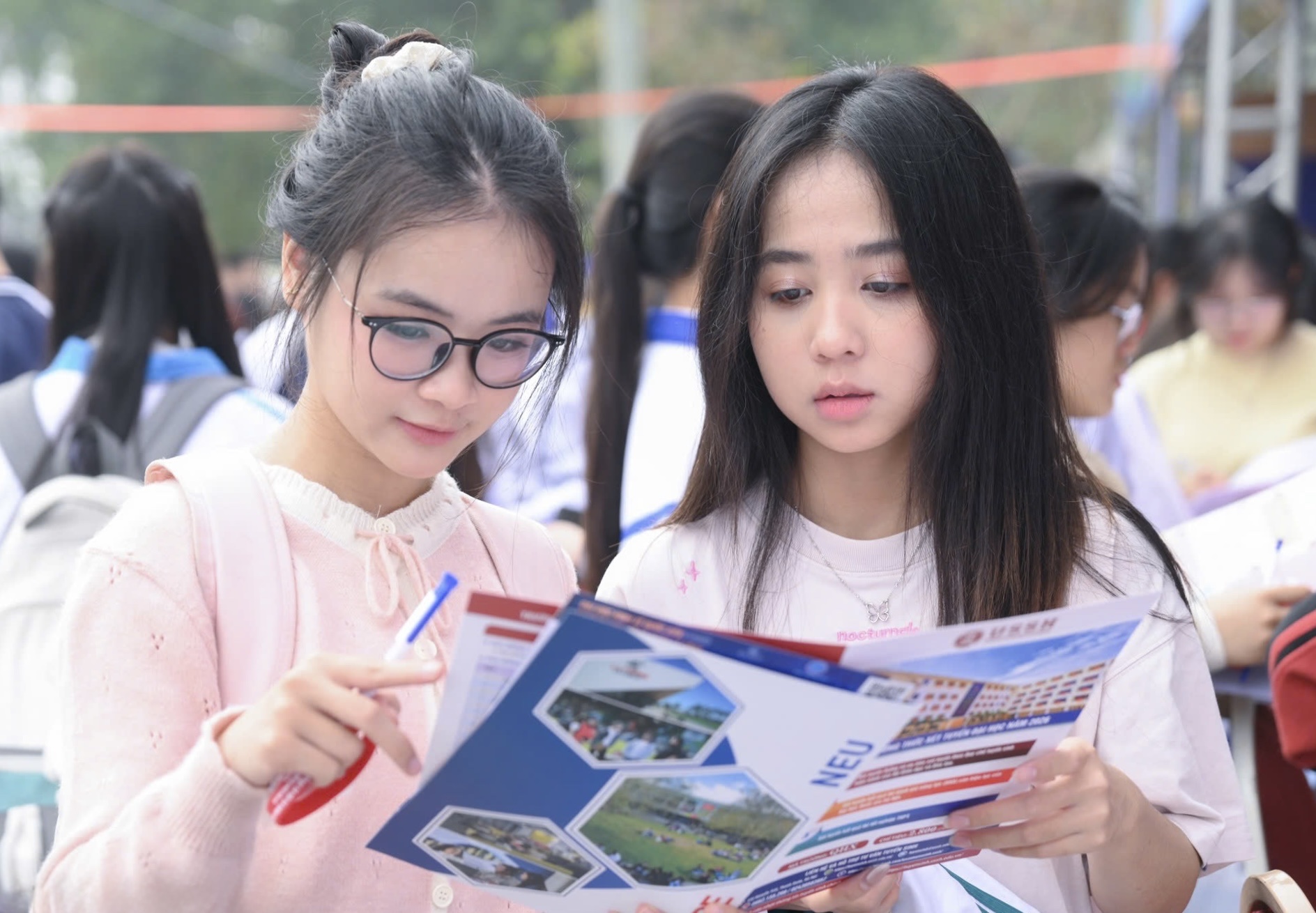 Điều chỉnh tổ hợp C00, học sinh lớp 12 lúng túng chọn ngành- Ảnh 1. Điều chỉnh tổ hợp C00, học sinh lớp 12 lúng túng chọn ngành- Ảnh 1.