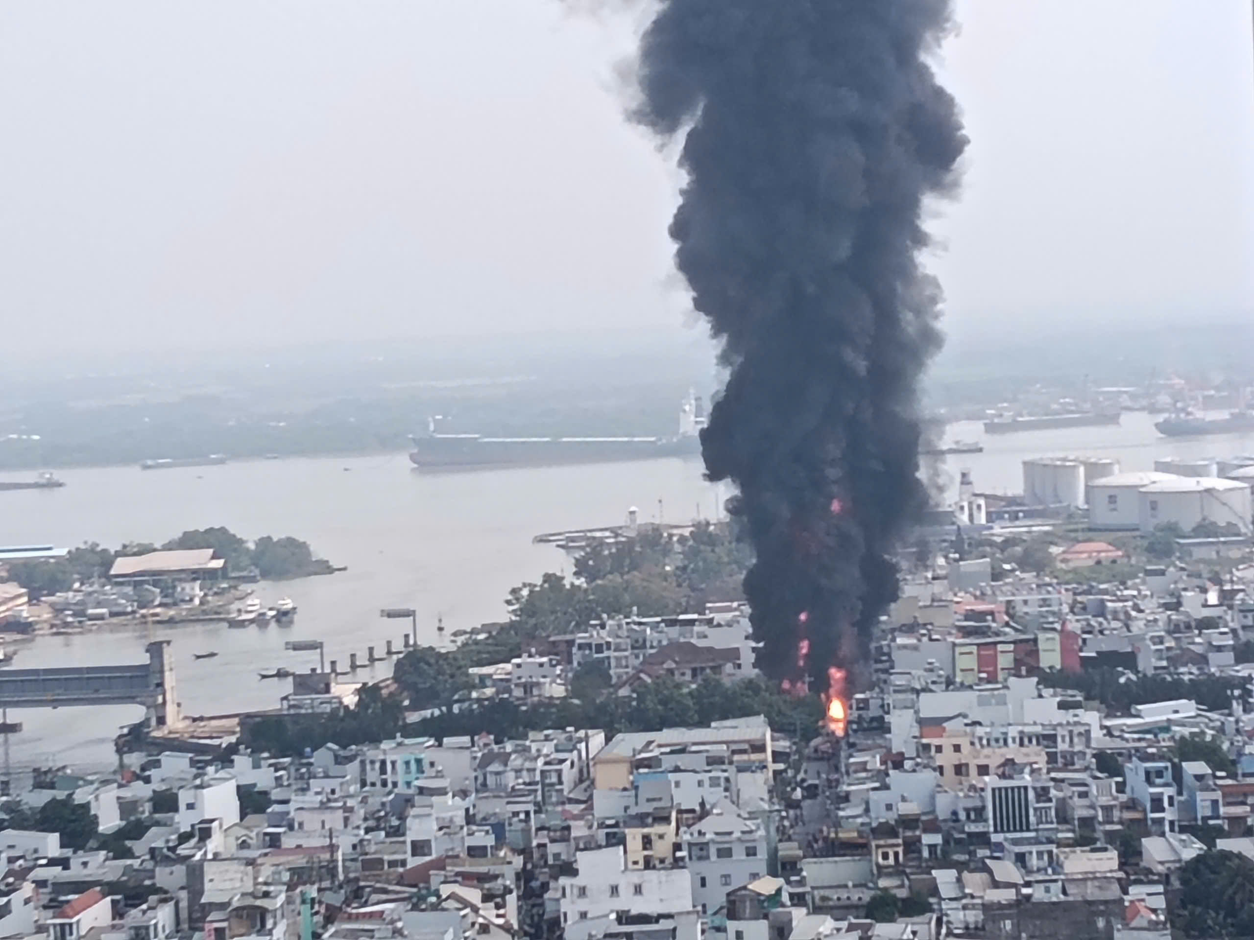 TP.HCM: Ch&aacute;y xe bồn chở xăng ở Nh&agrave; B&egrave;, cột kh&oacute;i cao h&agrave;ng chục m&eacute;t- Ảnh 2.