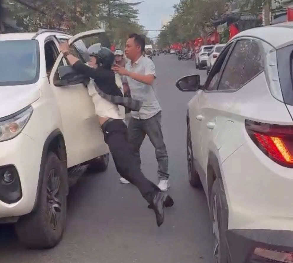 Bắt đối tượng dùng mũ bảo hiểm đánh người sau va chạm giao thông- Ảnh 2. Bắt đối tượng dùng mũ bảo hiểm đánh người sau va chạm giao thông- Ảnh 2.