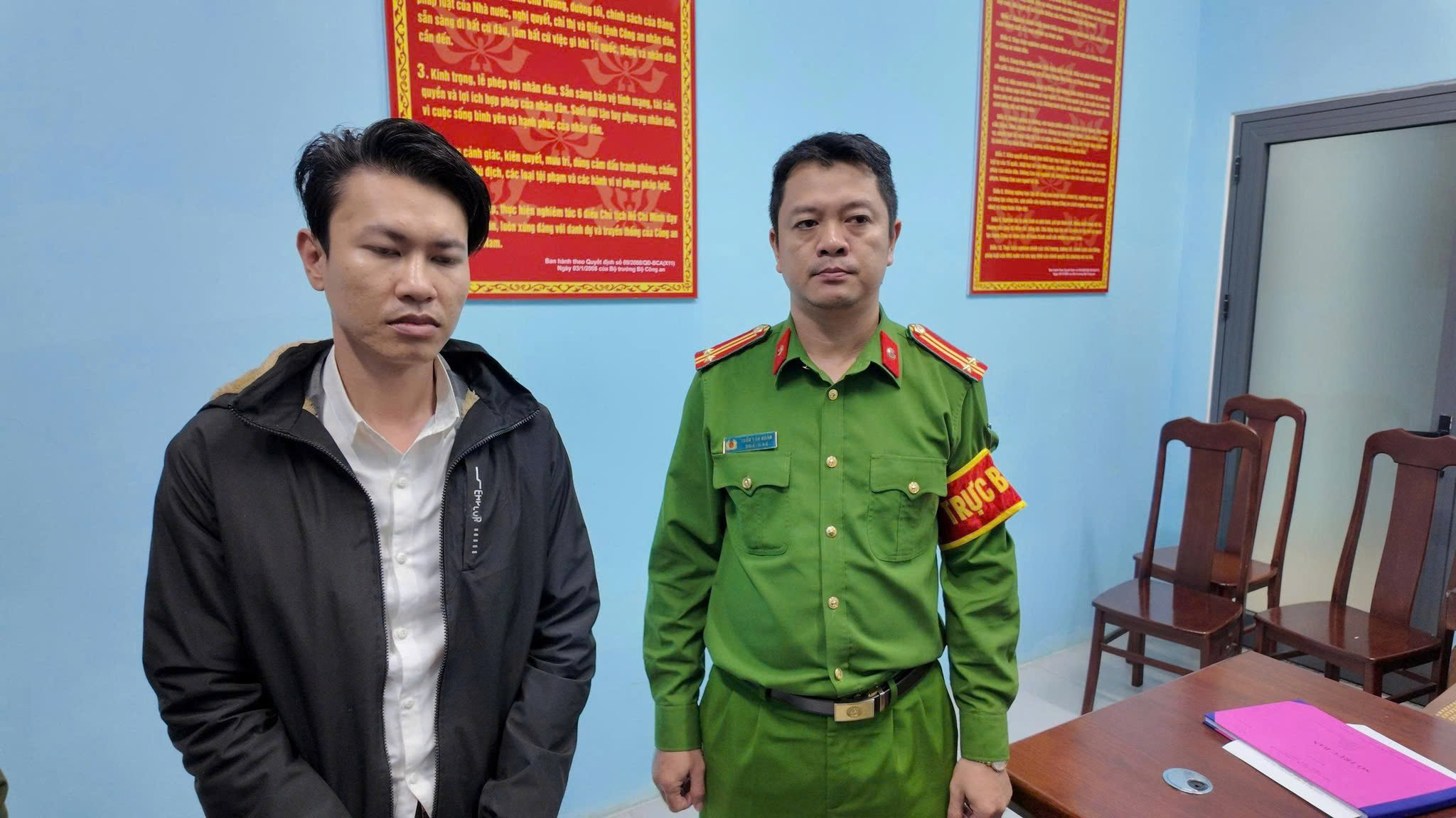 Bắt đối tượng dùng mũ bảo hiểm đánh người sau va chạm giao thông- Ảnh 1. Bắt đối tượng dùng mũ bảo hiểm đánh người sau va chạm giao thông- Ảnh 1.