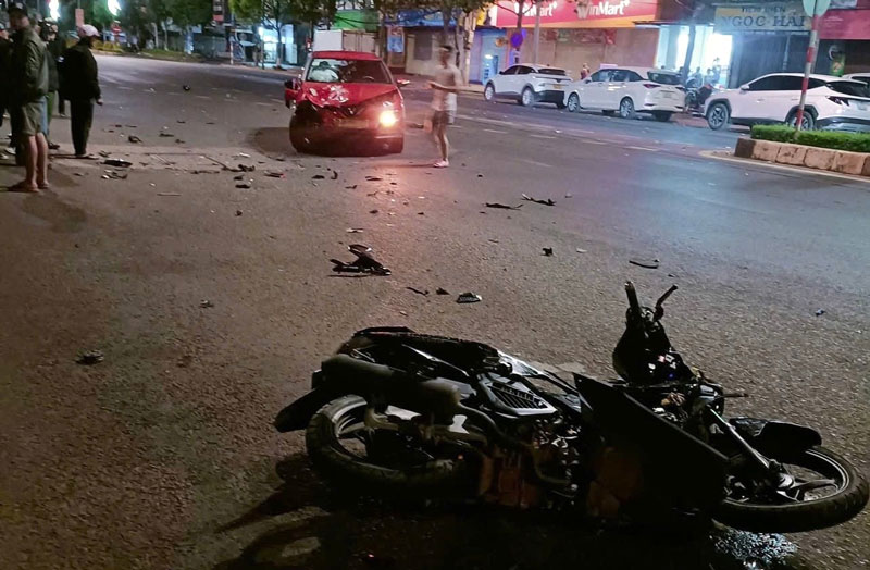 Hiện trường vụ tai nạn khiến 2 anh em thương vong - Ảnh: Văn Quyền.