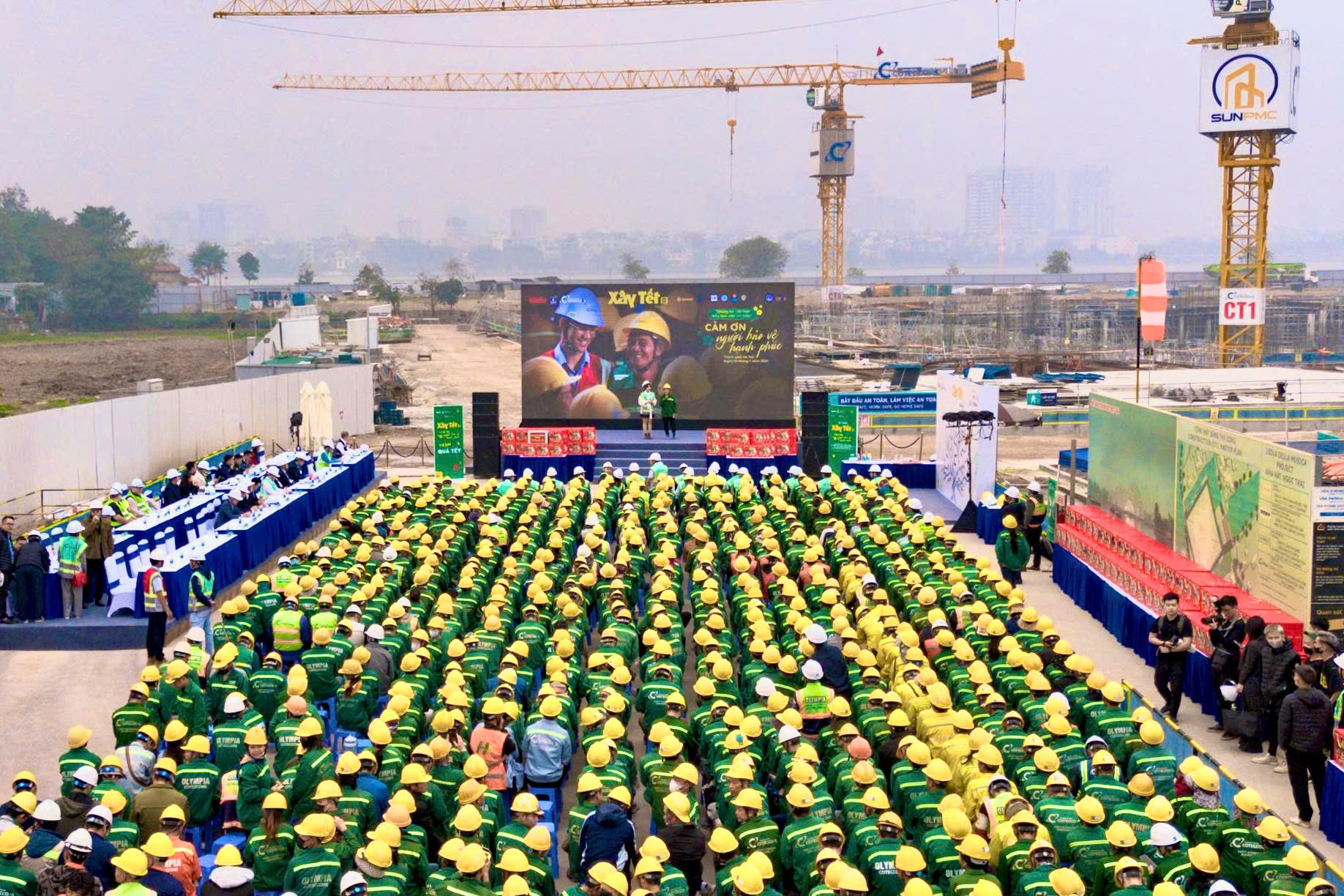 "Xây Tết 2026" mang quà đến với hơn 1.100 công nhân xây dựng tại Hà Nội- Ảnh 1. "Xây Tết 2026" mang quà đến với hơn 1.100 công nhân xây dựng tại Hà Nội- Ảnh 1.