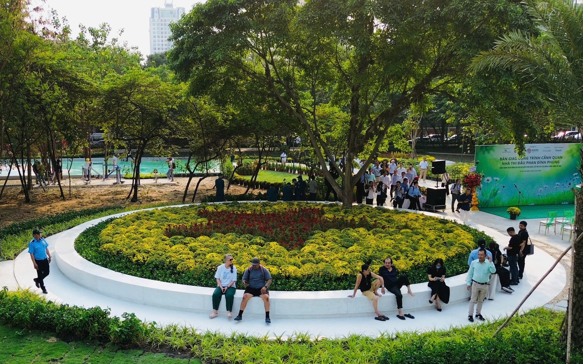 9 khu đất trống ở trung t&acirc;m TP.HCM được chỉnh trang th&agrave;nh vườn hoa đ&oacute;n tết B&iacute;nh Ngọ