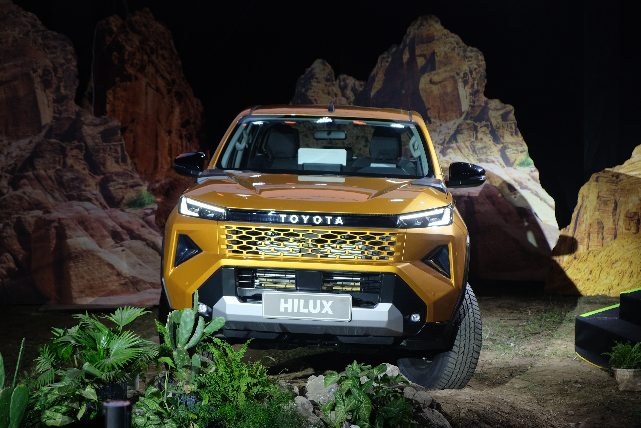 Toyota Hilux hoàn toàn mới, giá từ 632 triệu đồng- Ảnh 2.