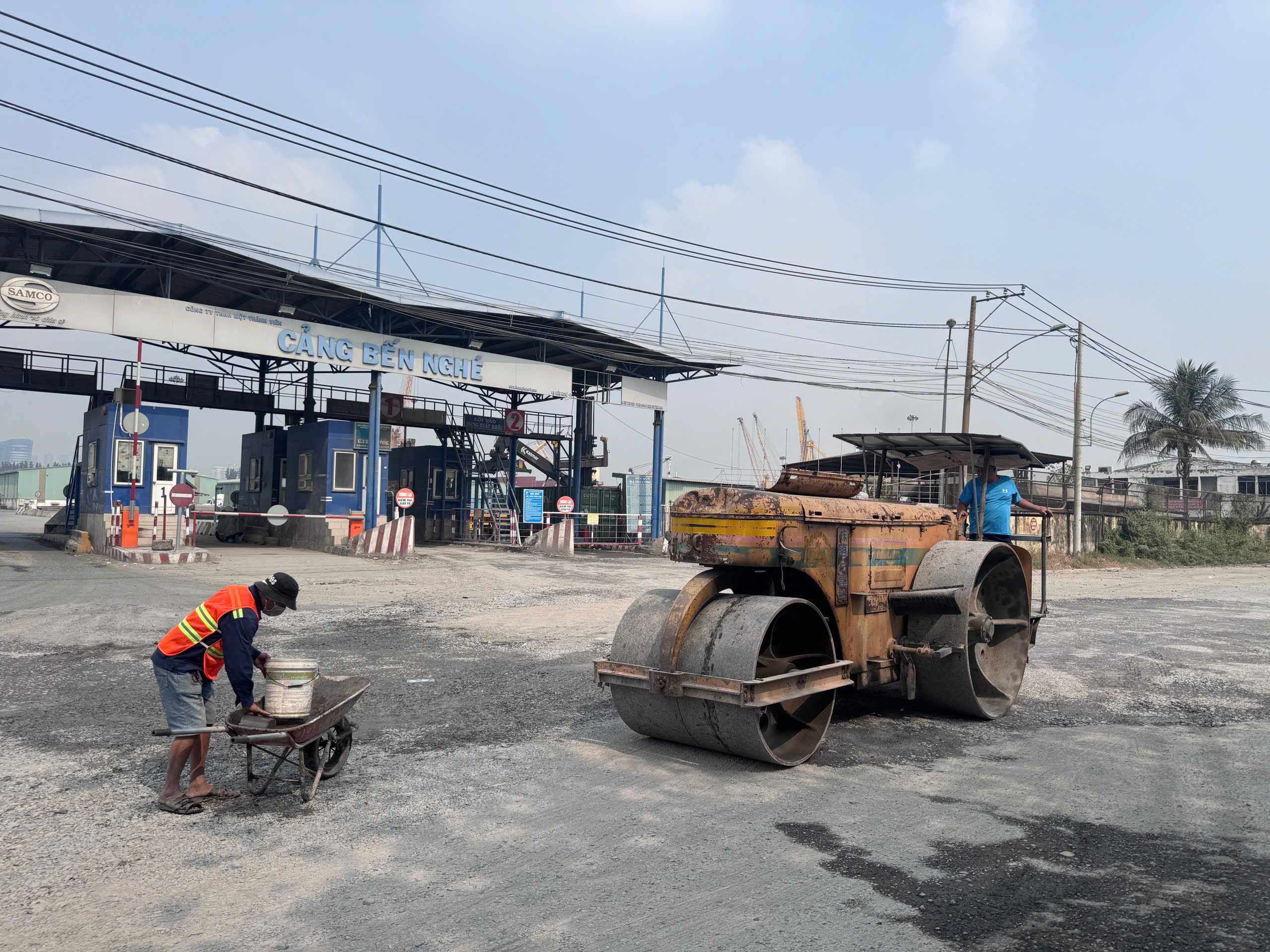 Sau phản &aacute;nh của B&aacute;o X&acirc;y dựng, đường v&agrave;o Cảng T&acirc;n Thuận được sửa chữa, lưu th&ocirc;ng an to&agrave;n- Ảnh 5.