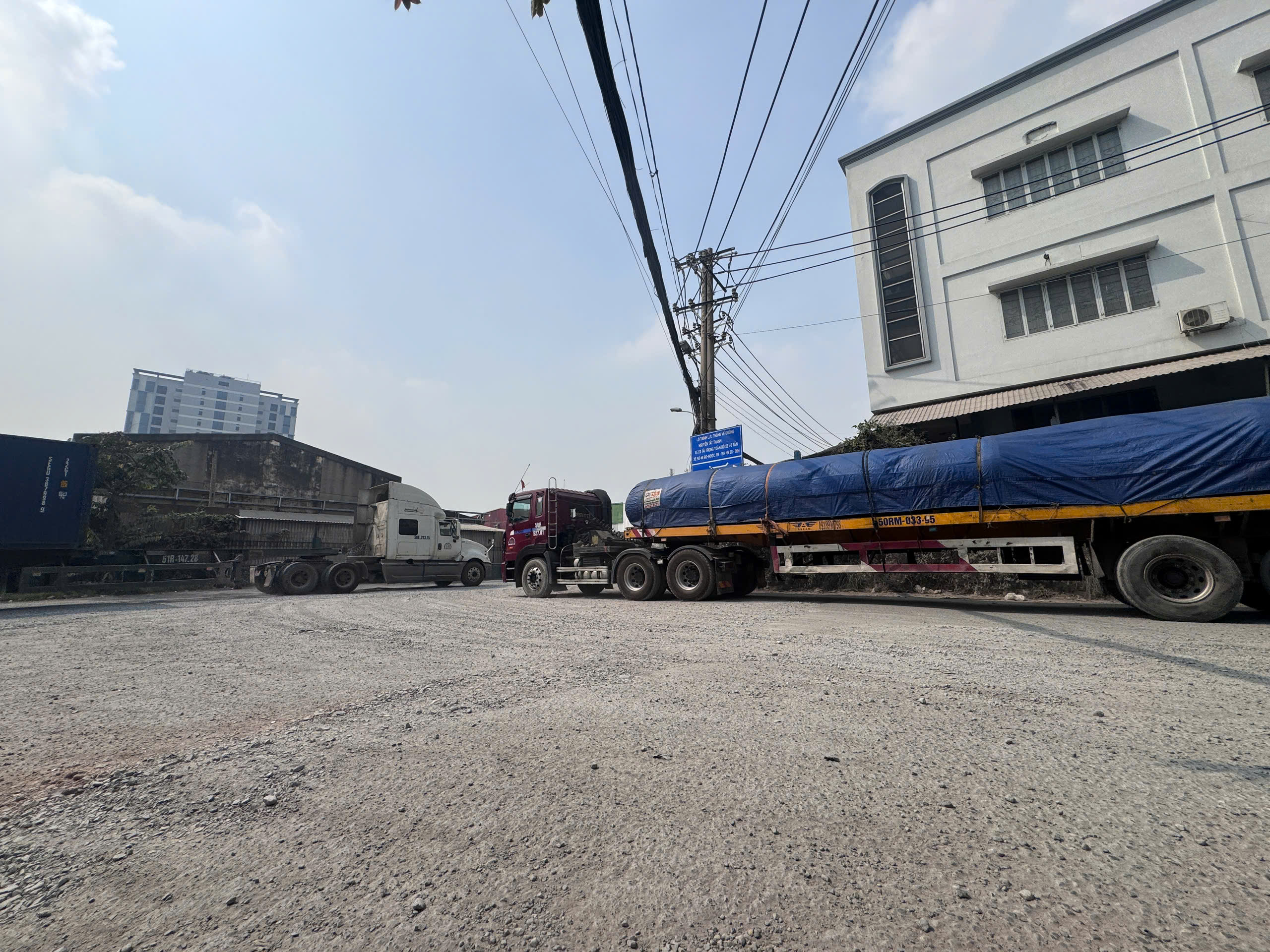 Sau phản &aacute;nh của B&aacute;o X&acirc;y dựng, đường v&agrave;o Cảng T&acirc;n Thuận được sửa chữa, lưu th&ocirc;ng an to&agrave;n- Ảnh 3.