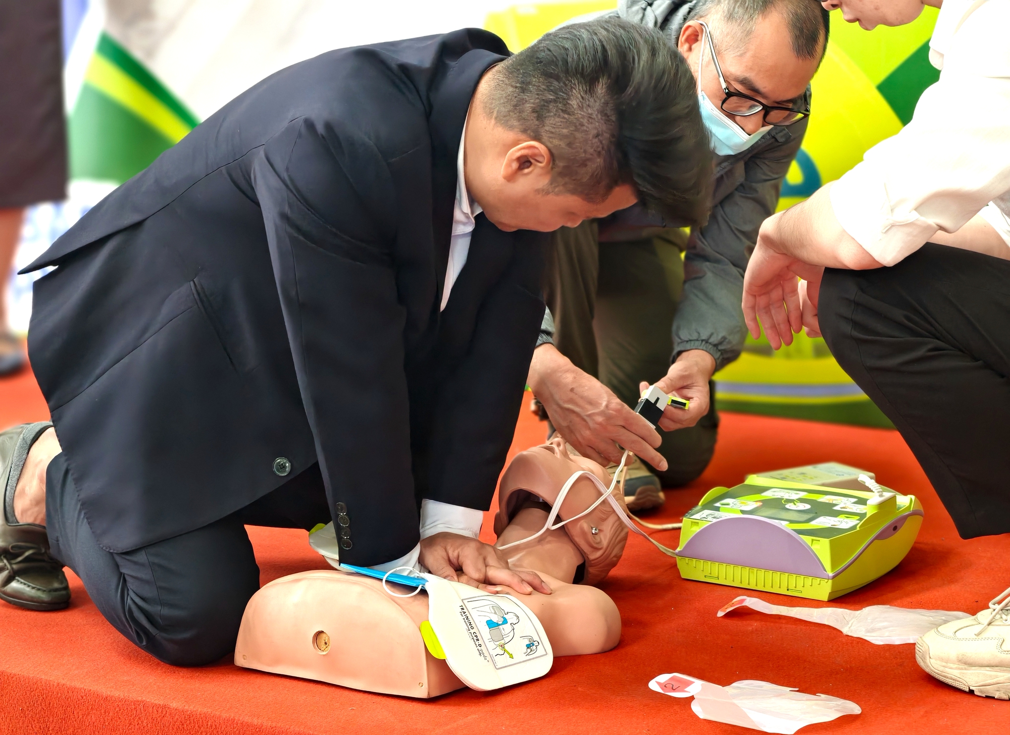 H&agrave; Nội Metro nhận m&aacute;y sốc tim tự động, tăng cường an to&agrave;n y tế trong giao th&ocirc;ng c&ocirc;ng cộng- Ảnh 2.