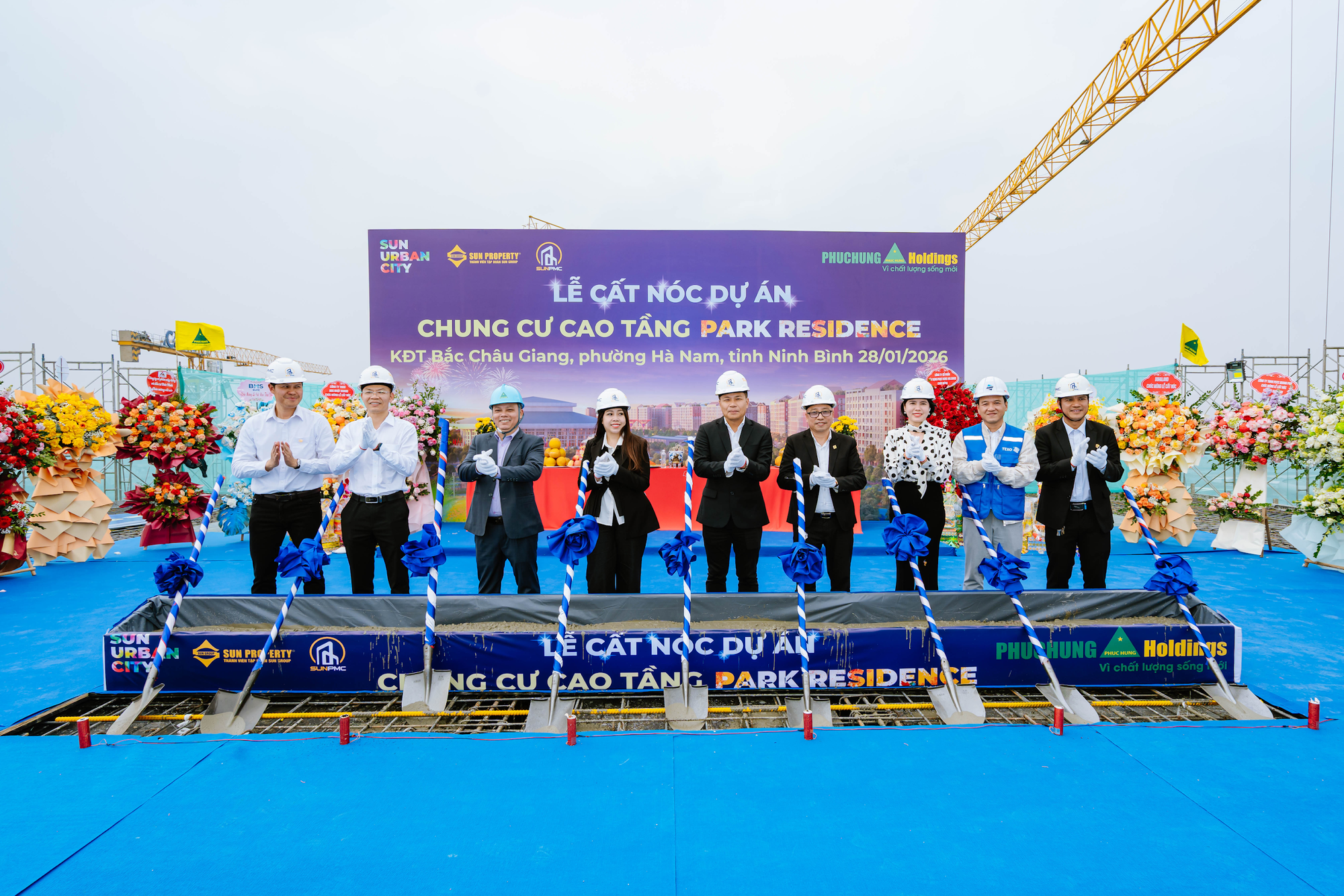 Công trường Sun Group Nam Hà Nội tăng tốc, tòa P4 Park Residence chính thức cất nóc- Ảnh 1.