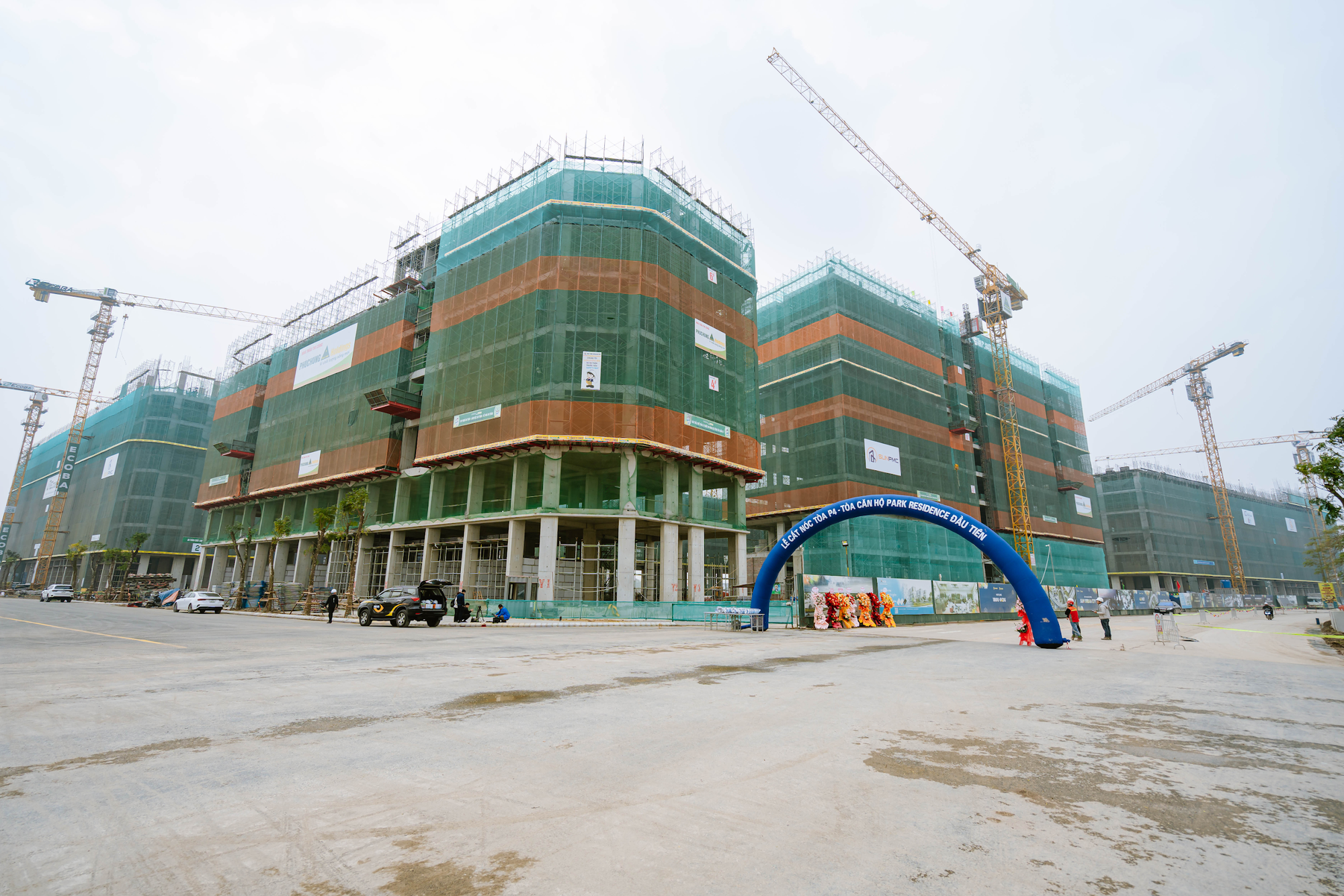 Công trường Sun Group Nam Hà Nội tăng tốc, tòa P4 Park Residence chính thức cất nóc- Ảnh 2.