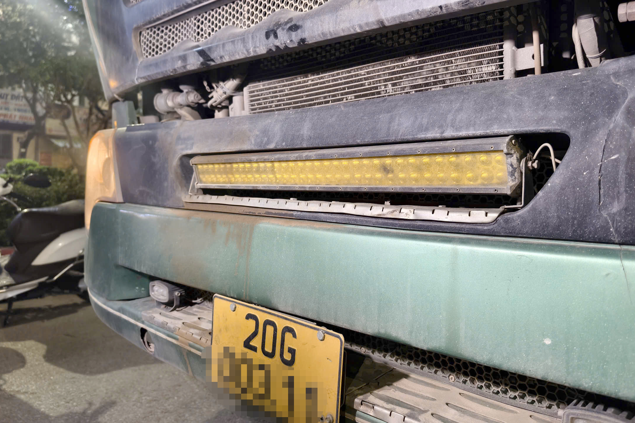 Cảnh sát xử lý loạt xe tải "độ" đèn, bấm còi hơi náo loạn đường phố Hà Nội- Ảnh 3. Cảnh sát xử lý loạt xe tải "độ" đèn, bấm còi hơi náo loạn đường phố Hà Nội- Ảnh 3.