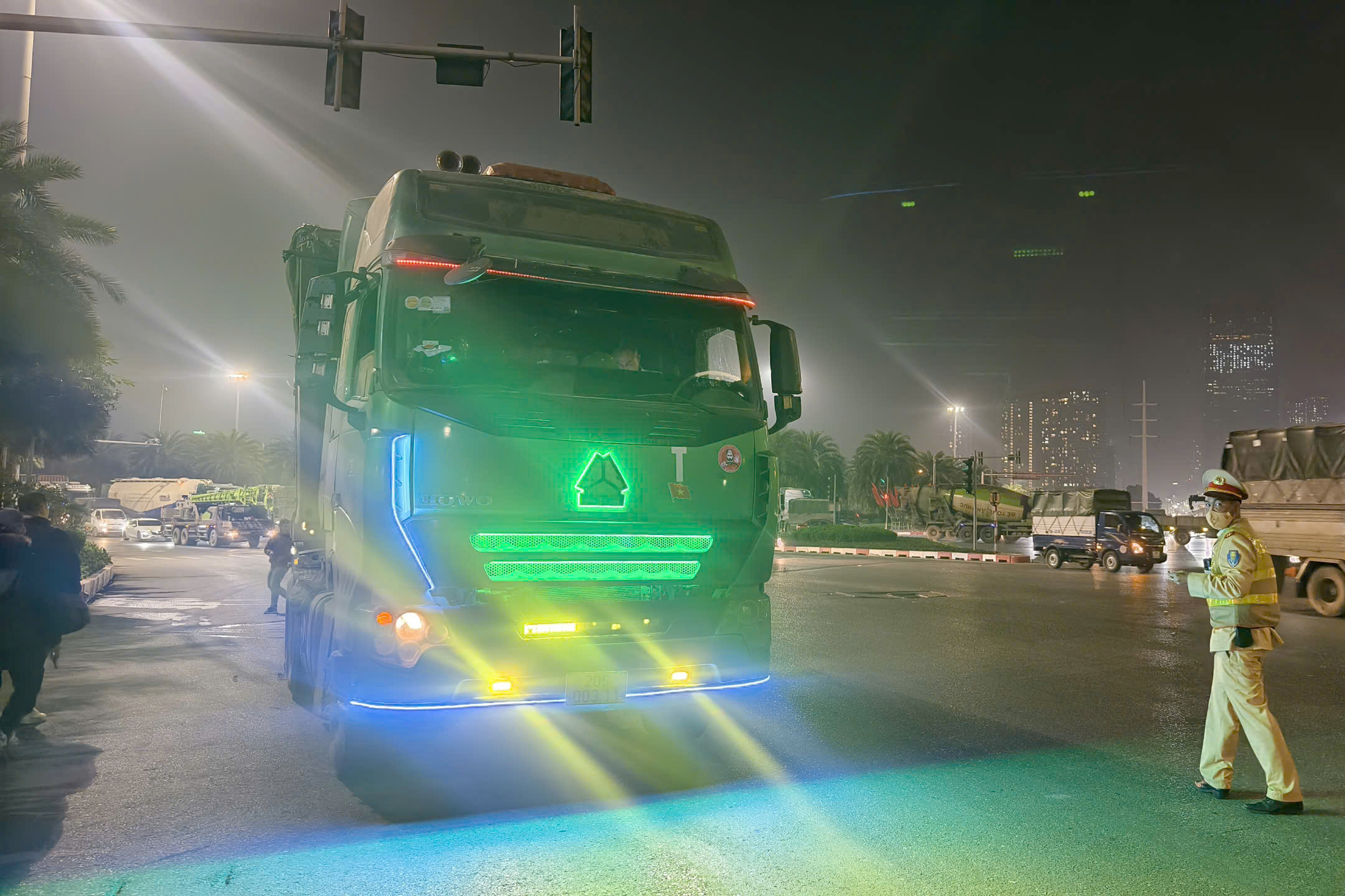 Cảnh sát xử lý loạt xe tải "độ" đèn, bấm còi hơi náo loạn đường phố Hà Nội- Ảnh 8. Cảnh sát xử lý loạt xe tải "độ" đèn, bấm còi hơi náo loạn đường phố Hà Nội- Ảnh 8.