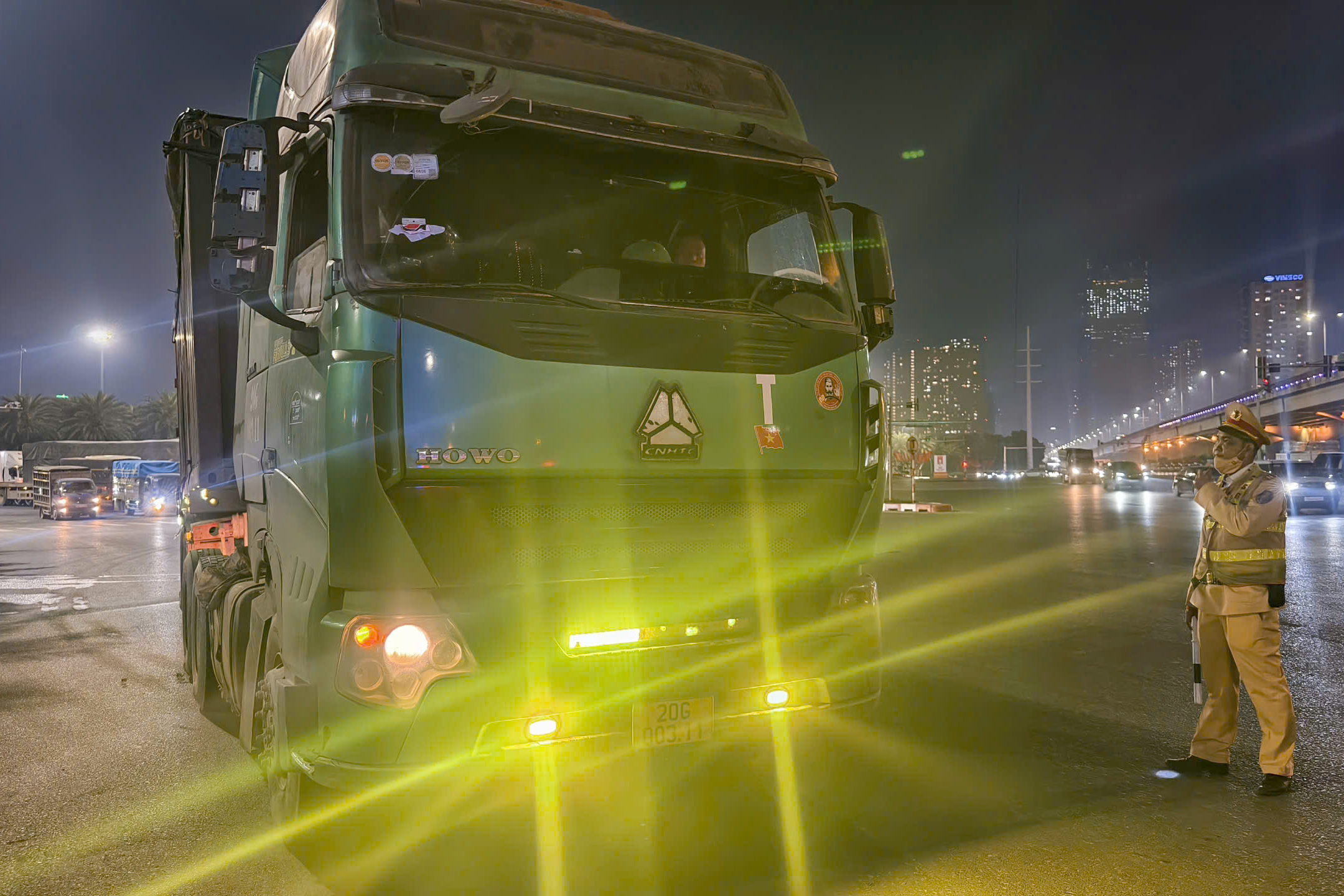 Cảnh sát xử lý loạt xe tải "độ" đèn, bấm còi hơi náo loạn đường phố Hà Nội- Ảnh 2. Cảnh sát xử lý loạt xe tải "độ" đèn, bấm còi hơi náo loạn đường phố Hà Nội- Ảnh 2.