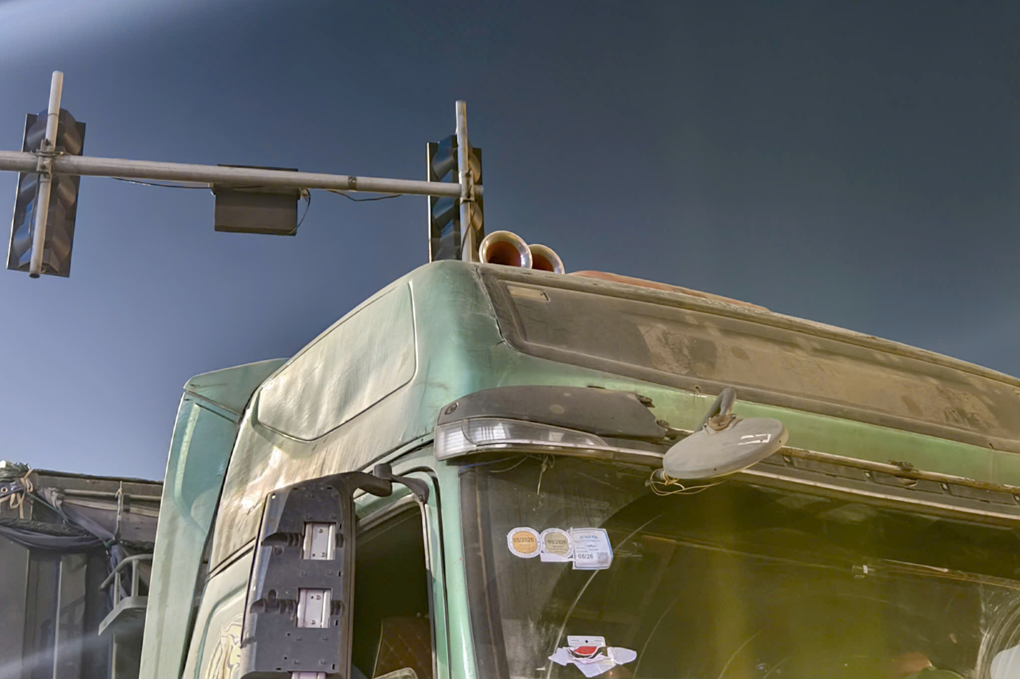 Cảnh sát xử lý loạt xe tải "độ" đèn, bấm còi hơi náo loạn đường phố Hà Nội- Ảnh 9. Cảnh sát xử lý loạt xe tải "độ" đèn, bấm còi hơi náo loạn đường phố Hà Nội- Ảnh 9.