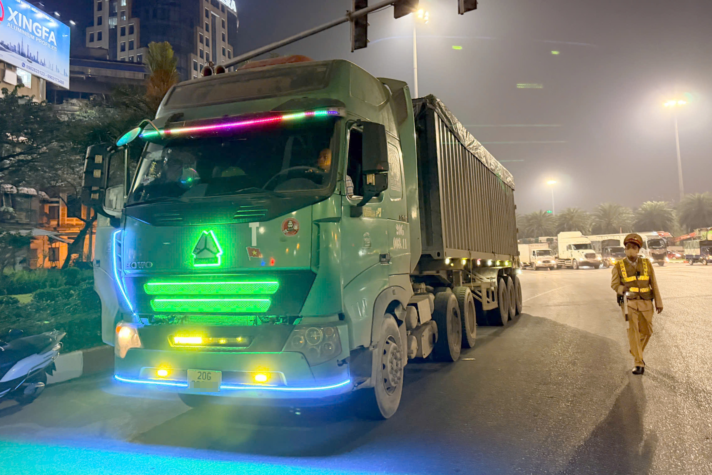 Cảnh sát xử lý loạt xe tải "độ" đèn, bấm còi hơi náo loạn đường phố Hà Nội- Ảnh 1. Cảnh sát xử lý loạt xe tải "độ" đèn, bấm còi hơi náo loạn đường phố Hà Nội- Ảnh 1.