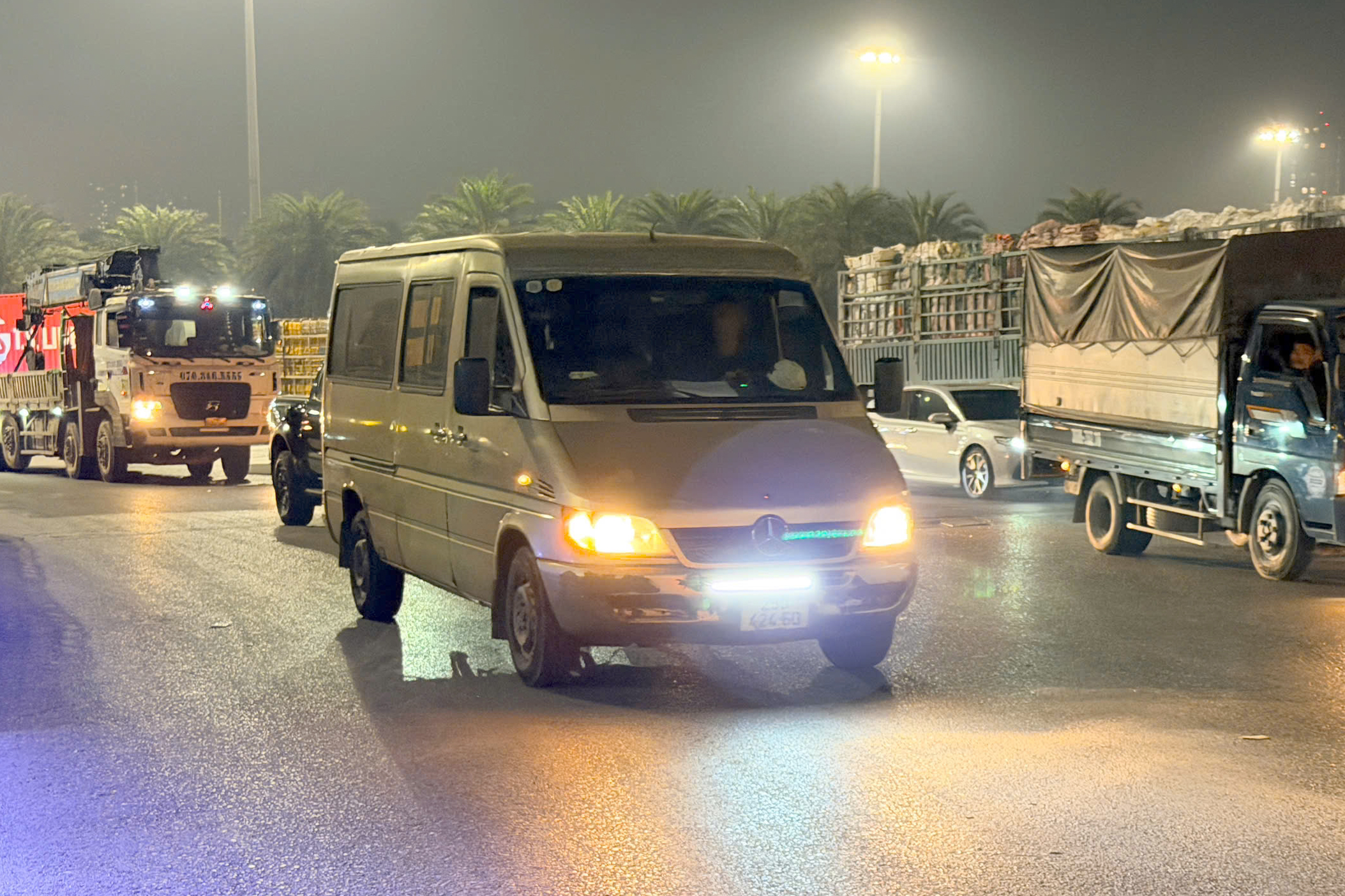 Cảnh sát xử lý loạt xe tải "độ" đèn, bấm còi hơi náo loạn đường phố Hà Nội- Ảnh 6. Cảnh sát xử lý loạt xe tải "độ" đèn, bấm còi hơi náo loạn đường phố Hà Nội- Ảnh 6.