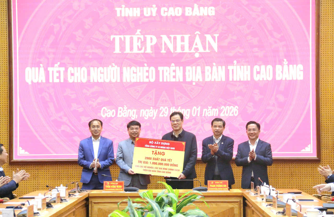 Bộ trưởng Trần Hồng Minh trao quà Tết cho người nghèo tỉnh Cao Bằng- Ảnh 3. Bộ trưởng Trần Hồng Minh trao quà Tết cho người nghèo tỉnh Cao Bằng- Ảnh 3.
