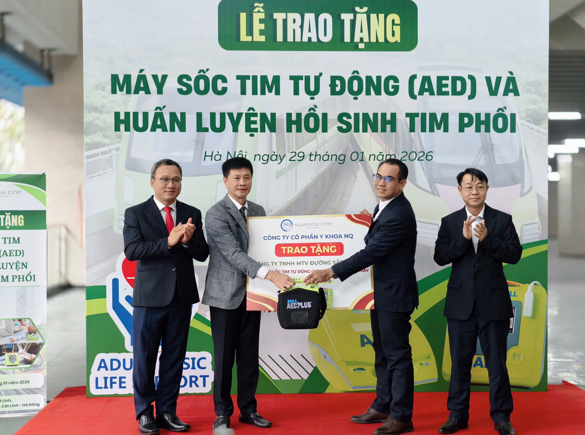 H&agrave; Nội Metro nhận m&aacute;y sốc tim tự động, tăng cường an to&agrave;n y tế trong giao th&ocirc;ng c&ocirc;ng cộng- Ảnh 1.