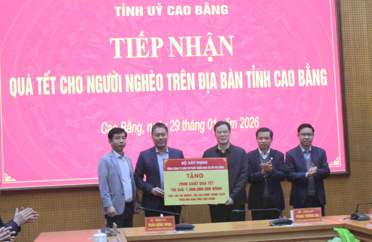 Bộ trưởng Trần Hồng Minh trao quà Tết cho người nghèo tỉnh Cao Bằng- Ảnh 2. Bộ trưởng Trần Hồng Minh trao quà Tết cho người nghèo tỉnh Cao Bằng- Ảnh 2.