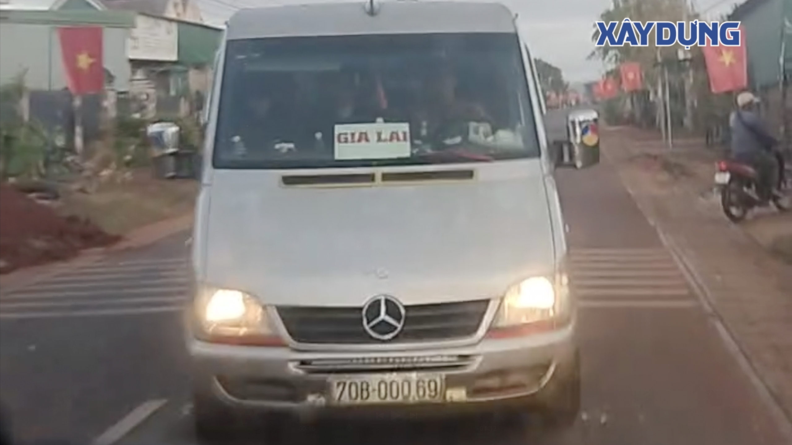 Gia Lai: Video hiện trường vụ hai xe 16 chỗ tạt đầu xe khách - Ảnh 1. Gia Lai: Video hiện trường vụ hai xe 16 chỗ tạt đầu xe khách - Ảnh 1.