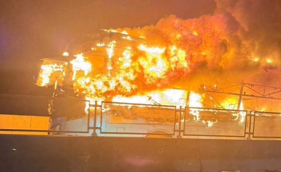 Cháy xe khách trên cao tốc, nam sinh lớp 12 tử vong- Ảnh 1. Cháy xe khách trên cao tốc, nam sinh lớp 12 tử vong- Ảnh 1.