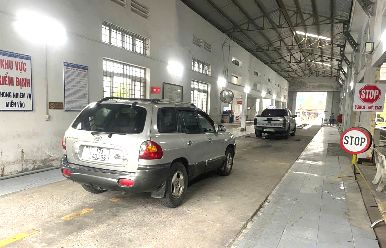 Trung t&acirc;m đăng kiểm đồng loạt dừng d&aacute;n tem thu ph&iacute; đường bộ- Ảnh 1.