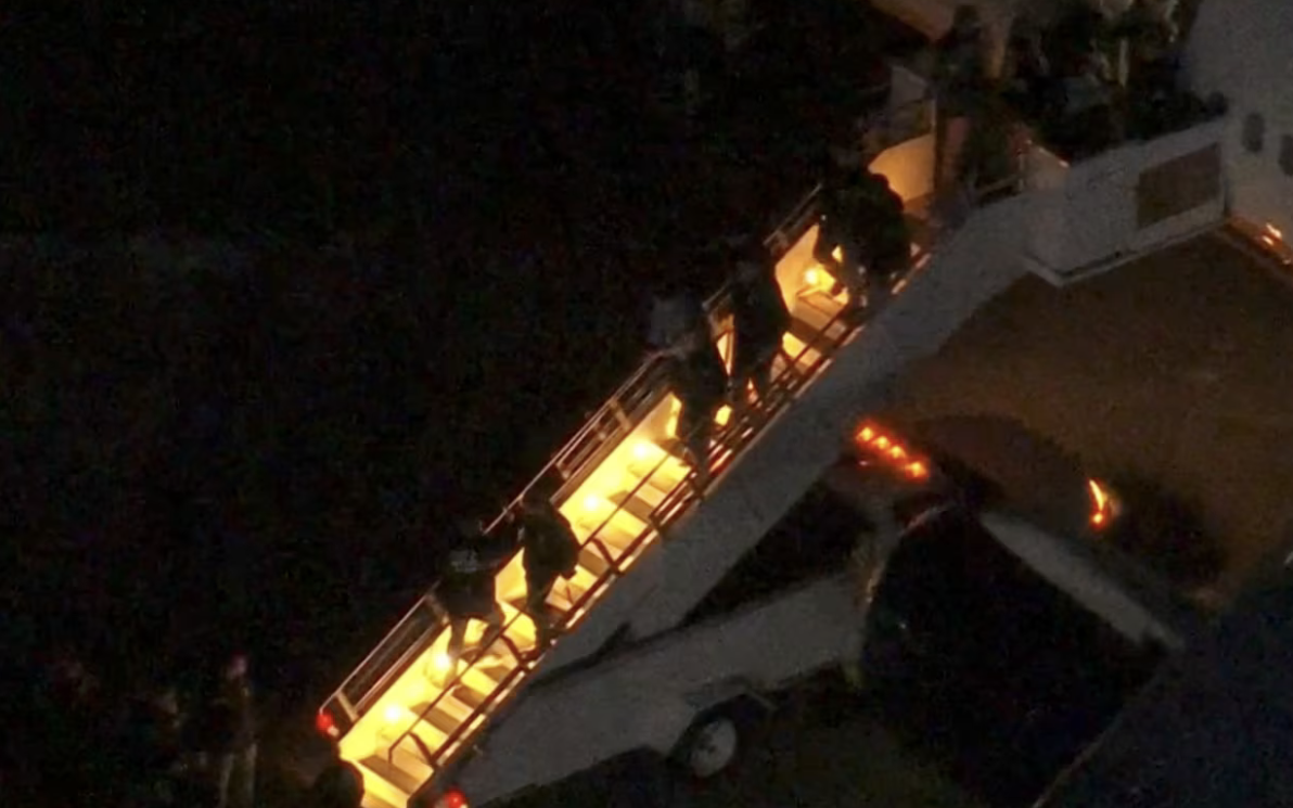 H&igrave;nh ảnh Tổng thống Venezuela được đưa khỏi m&aacute;y bay, bị lực lượng Mỹ giữ tại căn cứ