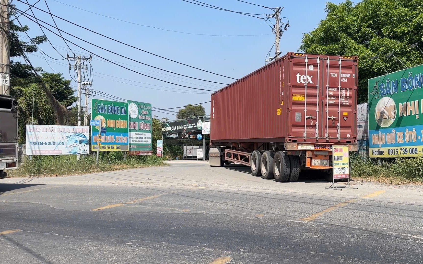 TP.HCM: Hơn 6.300 trường hợp vi phạm giao thông bị xử lý trong 3 ngày nghỉ tết Dương lịch- Ảnh 3. Người phụ nữ tử vong thương tâm sau va chạm với xe container ở TP.HCM