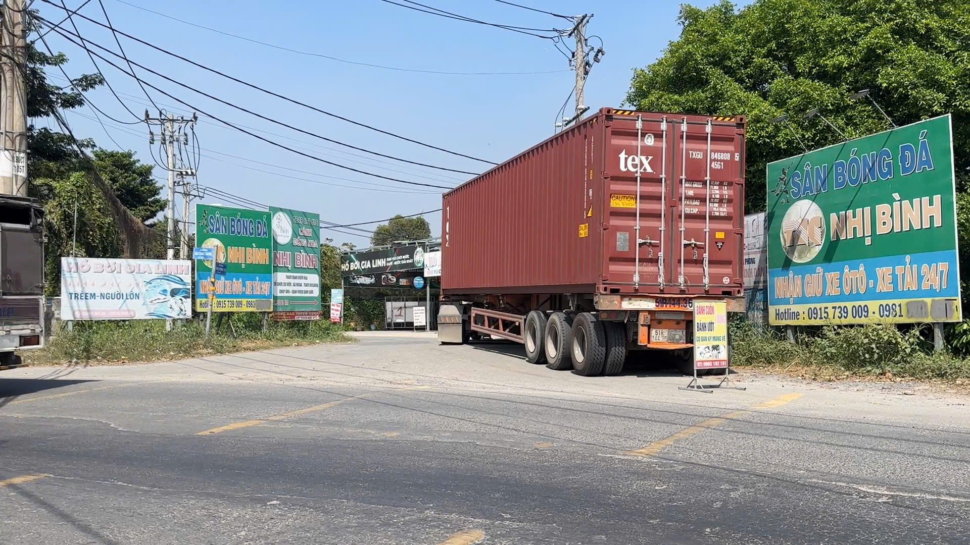 Người phụ nữ tử vong thương tâm sau va chạm với xe container ở TP.HCM- Ảnh 2. Người phụ nữ tử vong thương tâm sau va chạm với xe container ở TP.HCM- Ảnh 2.