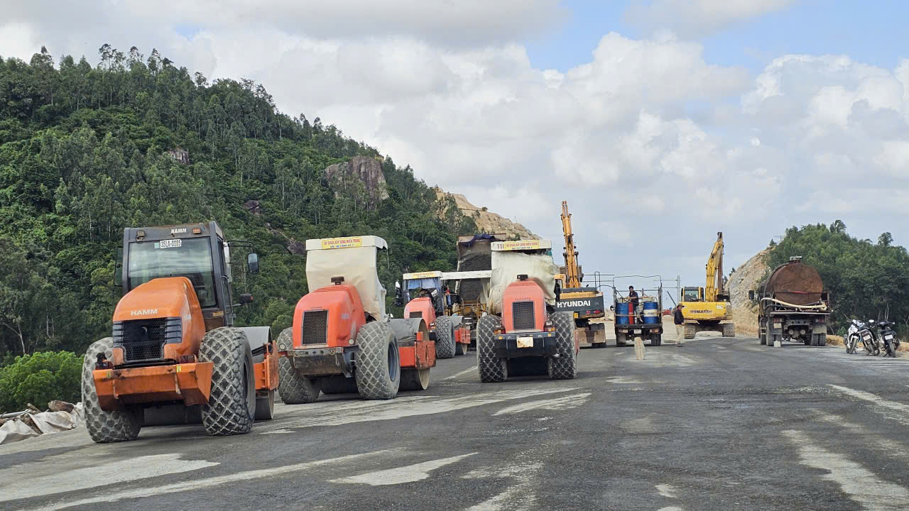 Kh&iacute; thế đầu năm mới tr&ecirc;n c&ocirc;ng trường cao tốc Ch&iacute; Thạnh - V&acirc;n Phong- Ảnh 4.