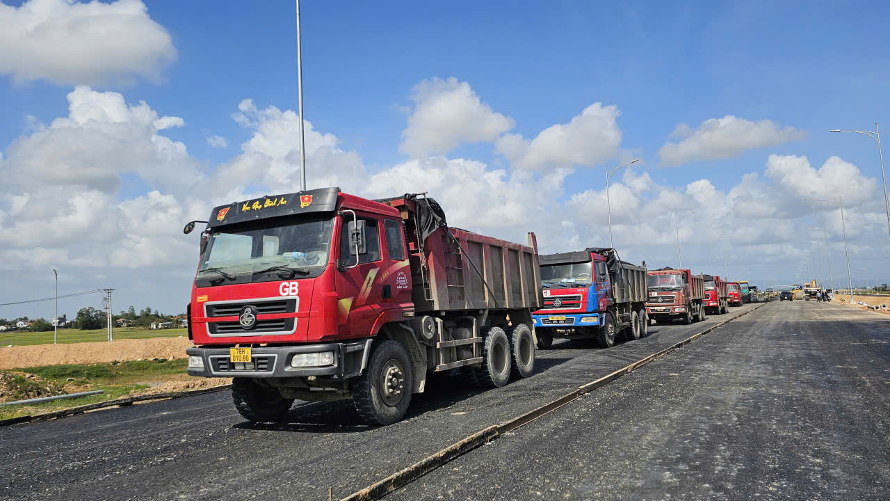 Kh&iacute; thế đầu năm mới tr&ecirc;n c&ocirc;ng trường cao tốc Ch&iacute; Thạnh - V&acirc;n Phong- Ảnh 9.