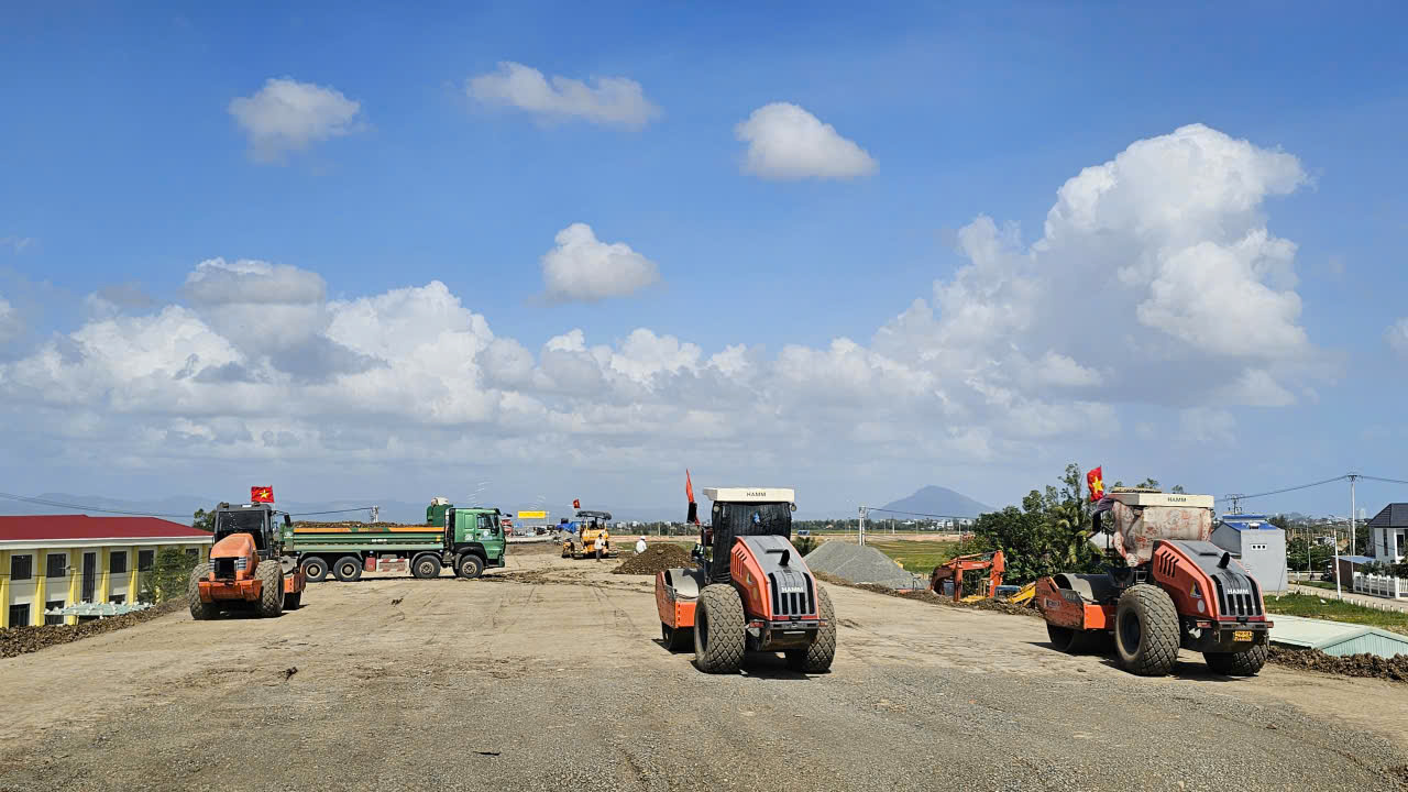 Kh&iacute; thế đầu năm mới tr&ecirc;n c&ocirc;ng trường cao tốc Ch&iacute; Thạnh - V&acirc;n Phong- Ảnh 5.