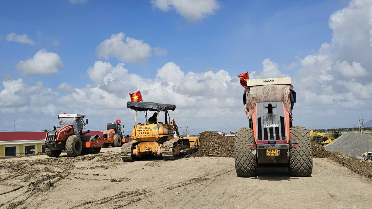 Kh&iacute; thế đầu năm mới tr&ecirc;n c&ocirc;ng trường cao tốc Ch&iacute; Thạnh - V&acirc;n Phong- Ảnh 8.