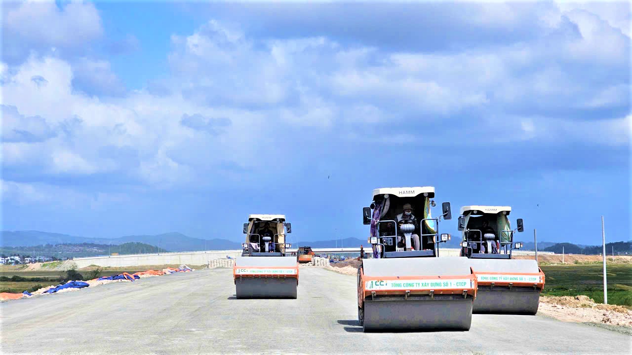 Kh&iacute; thế đầu năm mới tr&ecirc;n c&ocirc;ng trường cao tốc Ch&iacute; Thạnh - V&acirc;n Phong- Ảnh 3.