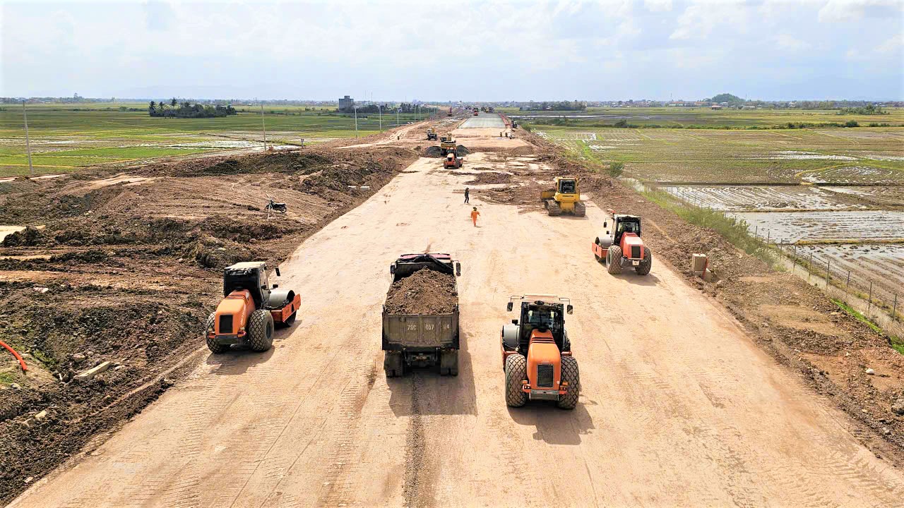 Kh&iacute; thế đầu năm mới tr&ecirc;n c&ocirc;ng trường cao tốc Ch&iacute; Thạnh - V&acirc;n Phong- Ảnh 12.