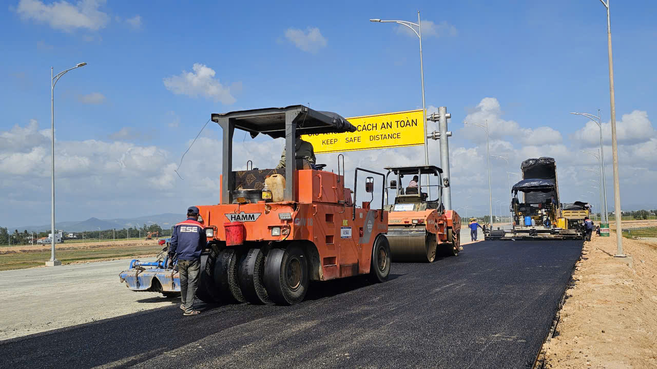 Kh&iacute; thế đầu năm mới tr&ecirc;n c&ocirc;ng trường cao tốc Ch&iacute; Thạnh - V&acirc;n Phong- Ảnh 1.