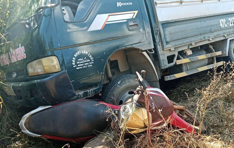 Vụ tai nạn khiến ch&aacute;u b&eacute; đi bộ tử vong, người mẹ đi xe m&aacute;y bị thương.