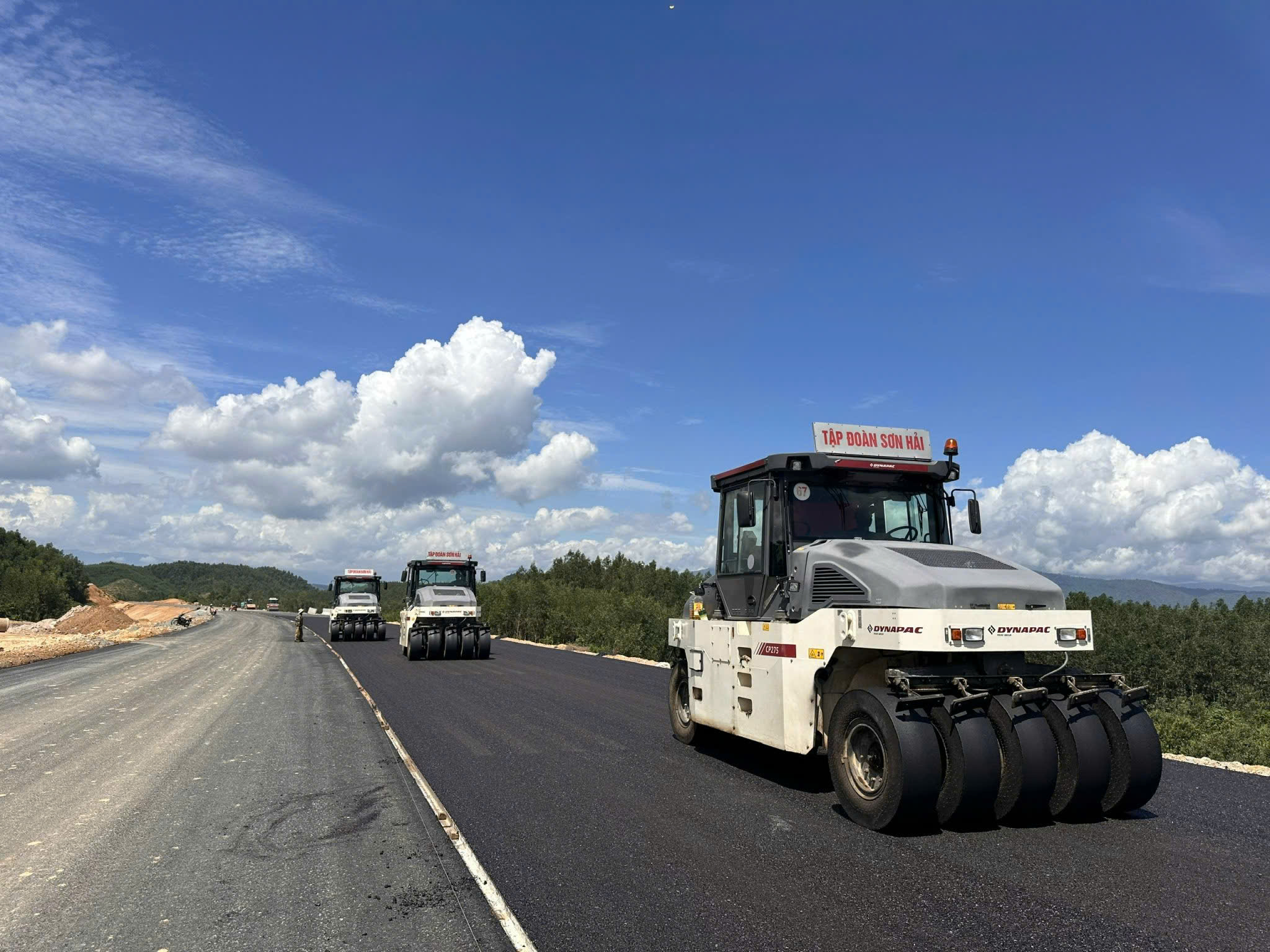 Xem xét thưởng hợp đồng nhiều gói thầu xây lắp thuộc dự án cao tốc trọng điểm- Ảnh 1. Xem xét thưởng hợp đồng nhiều gói thầu xây lắp thuộc dự án cao tốc trọng điểm- Ảnh 1.