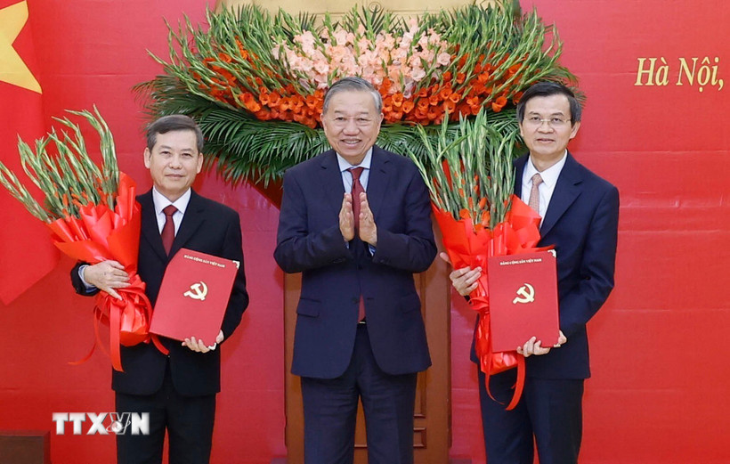 Tổng Bí thư Tô Lâm trao Quyết định của Bộ Chính trị phân công, bổ nhiệm cán bộ- Ảnh 1. Tổng Bí thư Tô Lâm trao Quyết định của Bộ Chính trị phân công, bổ nhiệm cán bộ- Ảnh 1.