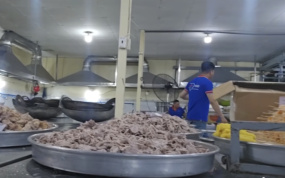 Sở GD&ĐT TP.HCM y&ecirc;u cầu tạm dừng ngay suất ăn học đường bị phản &aacute;nh mất an to&agrave;n