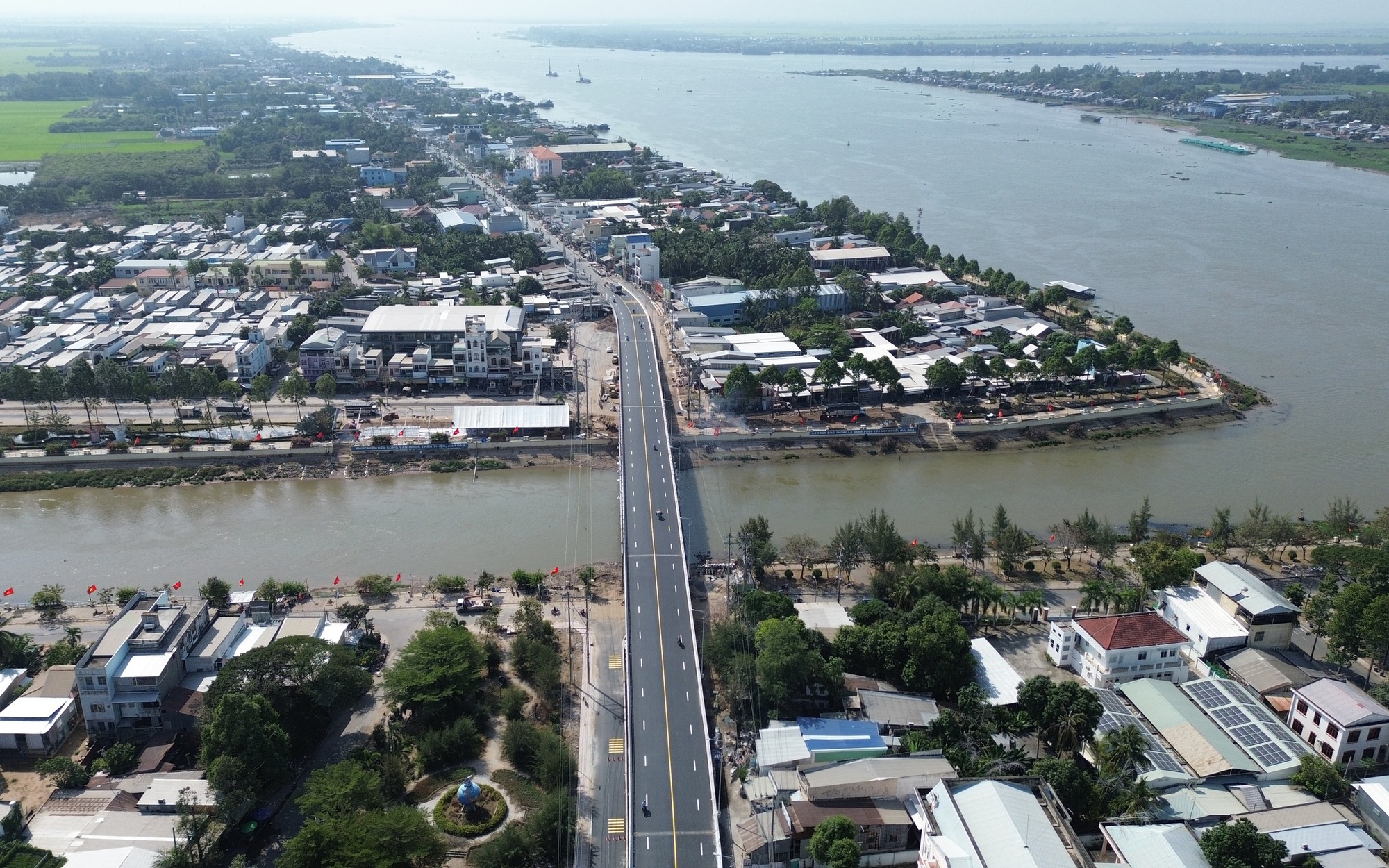 Th&ocirc;ng xe cầu Hồng Ngự tr&ecirc;n QL30 ở Đồng Th&aacute;p