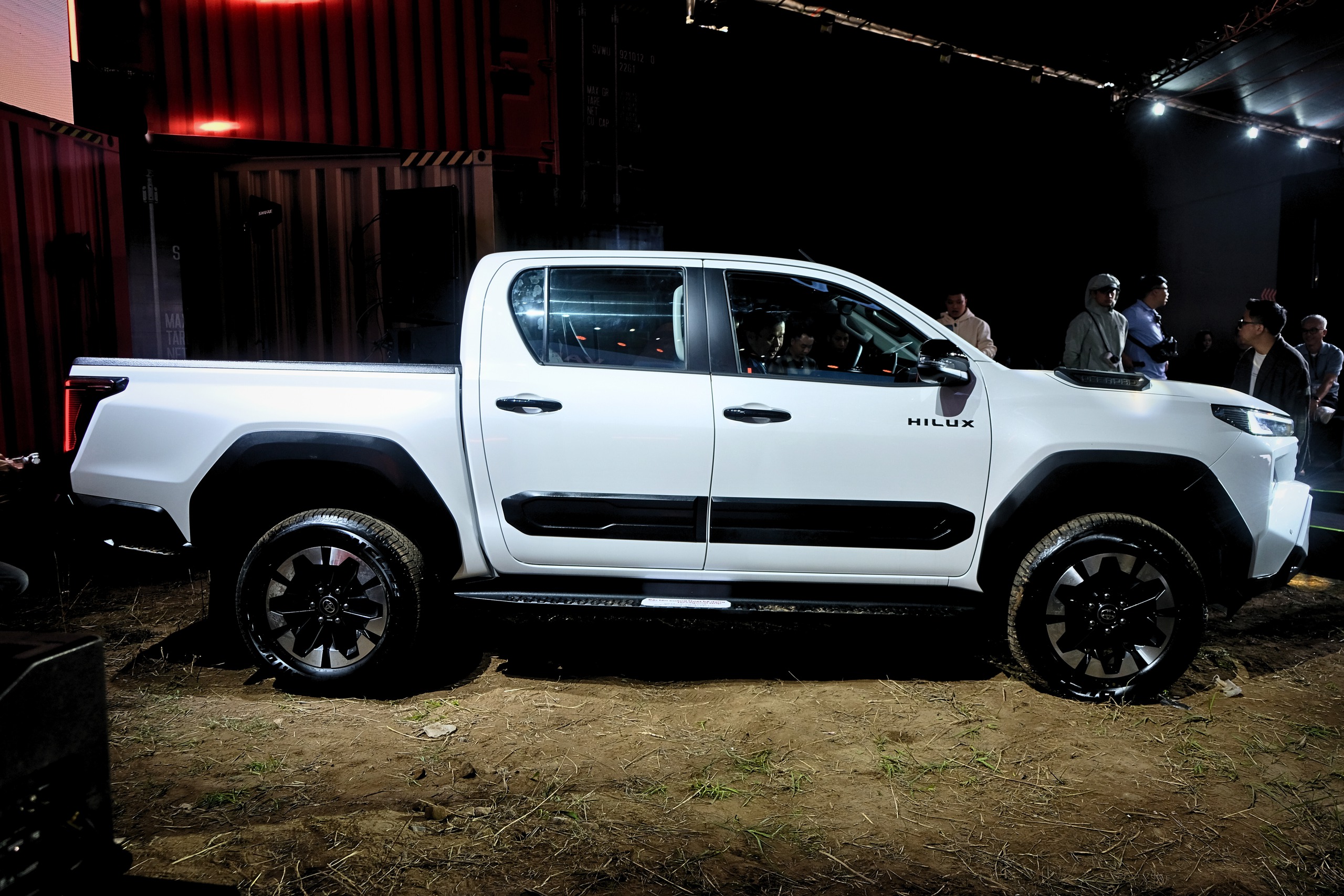 Chênh 200 triệu đồng, hai phiên bản Toyota Hilux hơn gì nhau?- Ảnh 2.