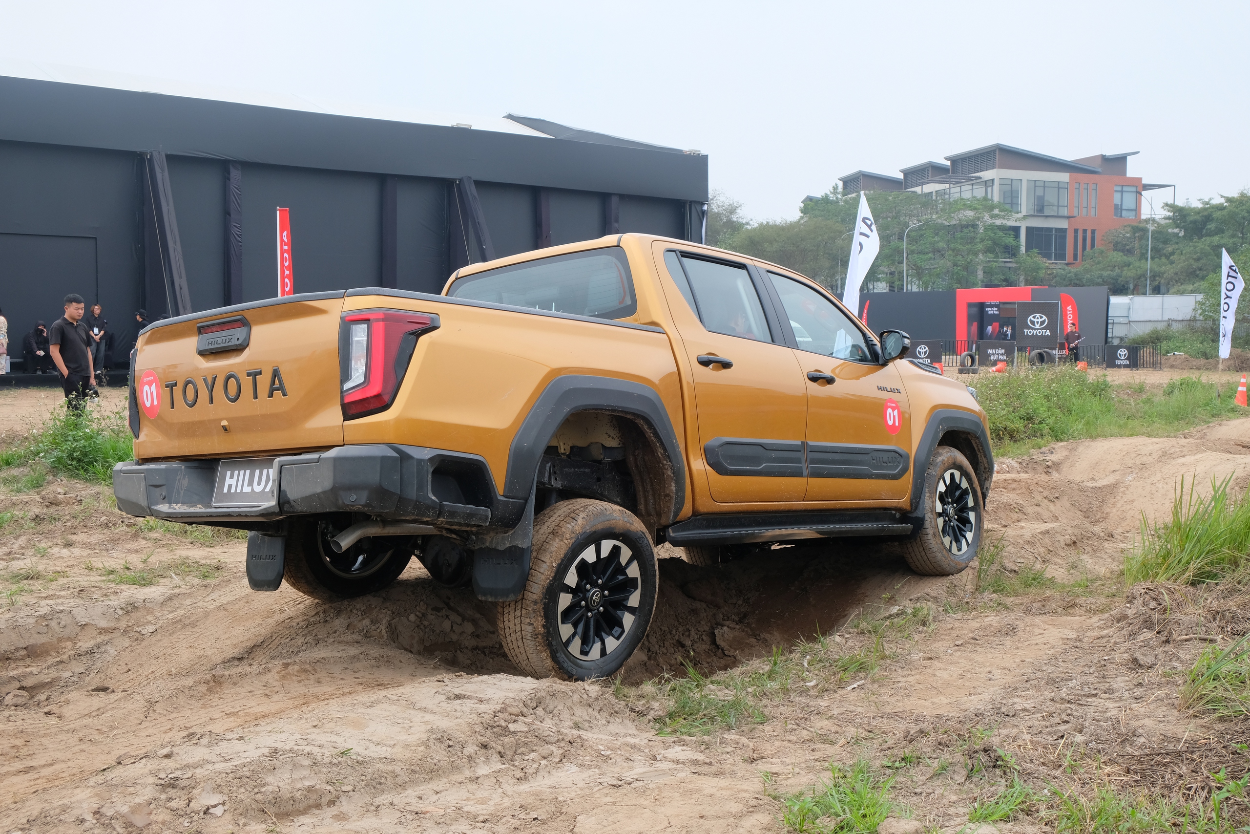 Chênh 200 triệu đồng, hai phiên bản Toyota Hilux hơn gì nhau?- Ảnh 3.