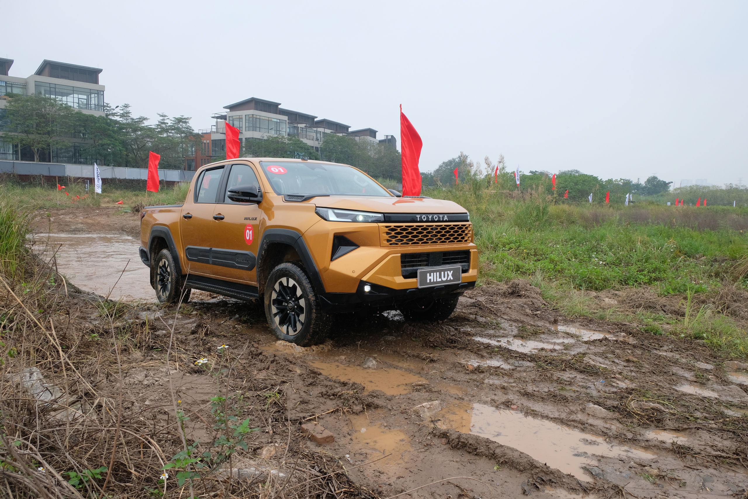 Chênh 200 triệu đồng, hai phiên bản Toyota Hilux hơn gì nhau?- Ảnh 11.